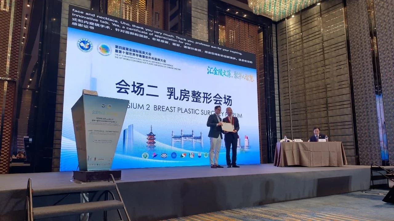 Dr Jeremy Sun receiving a certificate after a Breast Plastic Surgery Forum professional education session